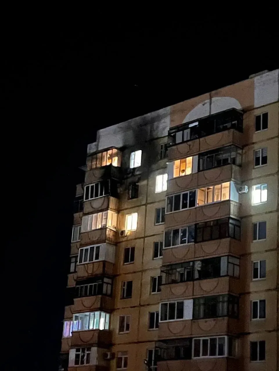 По предварительной информации, произошло попадание в одну из 10-этажек города по ул. 5 Августа. Возн