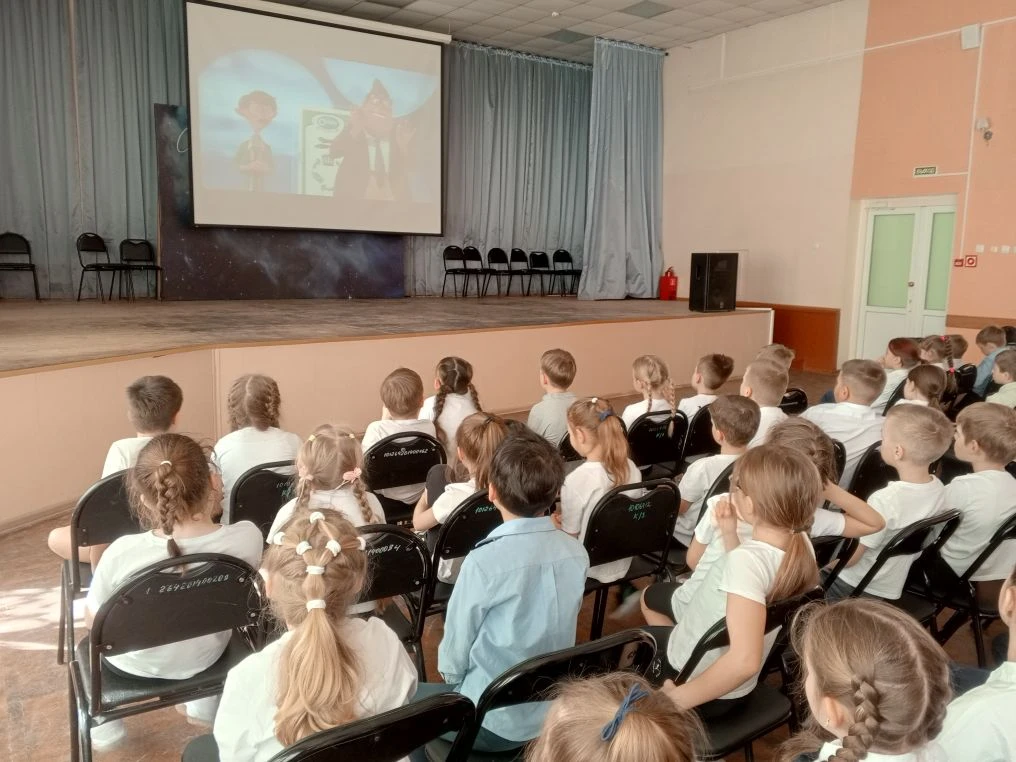 Бережём планету с детства  🤔 Знаете, что объединяет плакат с разноцветными ладошками, грустного пуши
