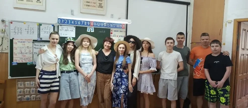 ✅В свой последний учебный день ученики 11 класса решили устроить праздник и пришли в школу в пляжной