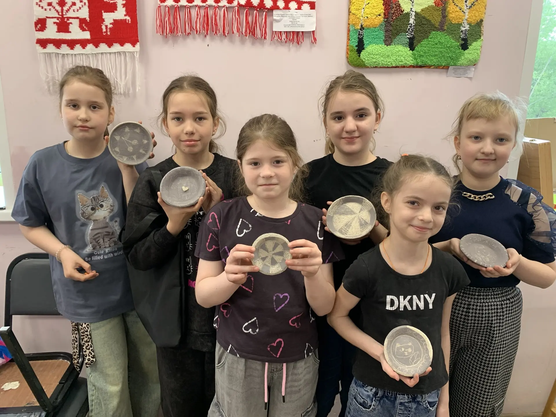 Подготовительная группа Бардановой Л.Н.  выполнила декорирование сделанных ими тарелоче...