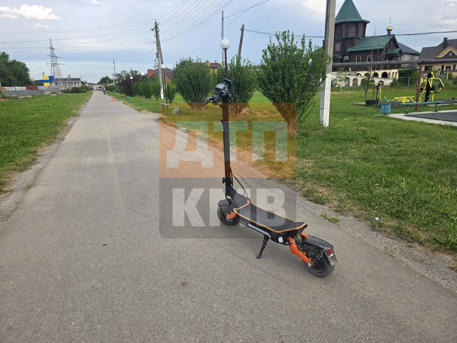 → 🚧 В посёлке Новом 11-летний мальчик на электросамокате попал в ДТП.

Около 17:00 на тротуаре по у