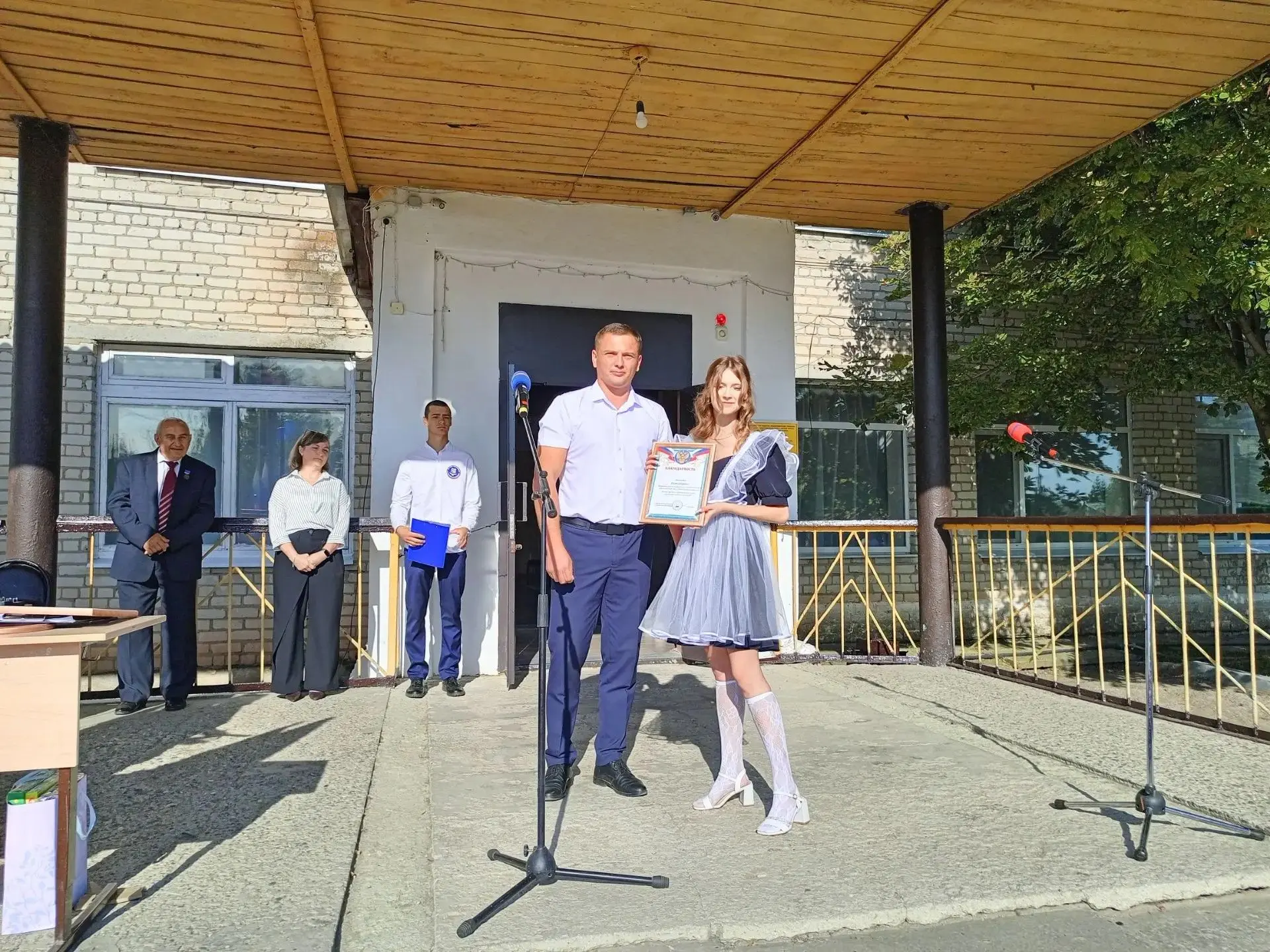Сегодня глава   Ширококарамышского муниципального образования поздравил учащихся и педа...