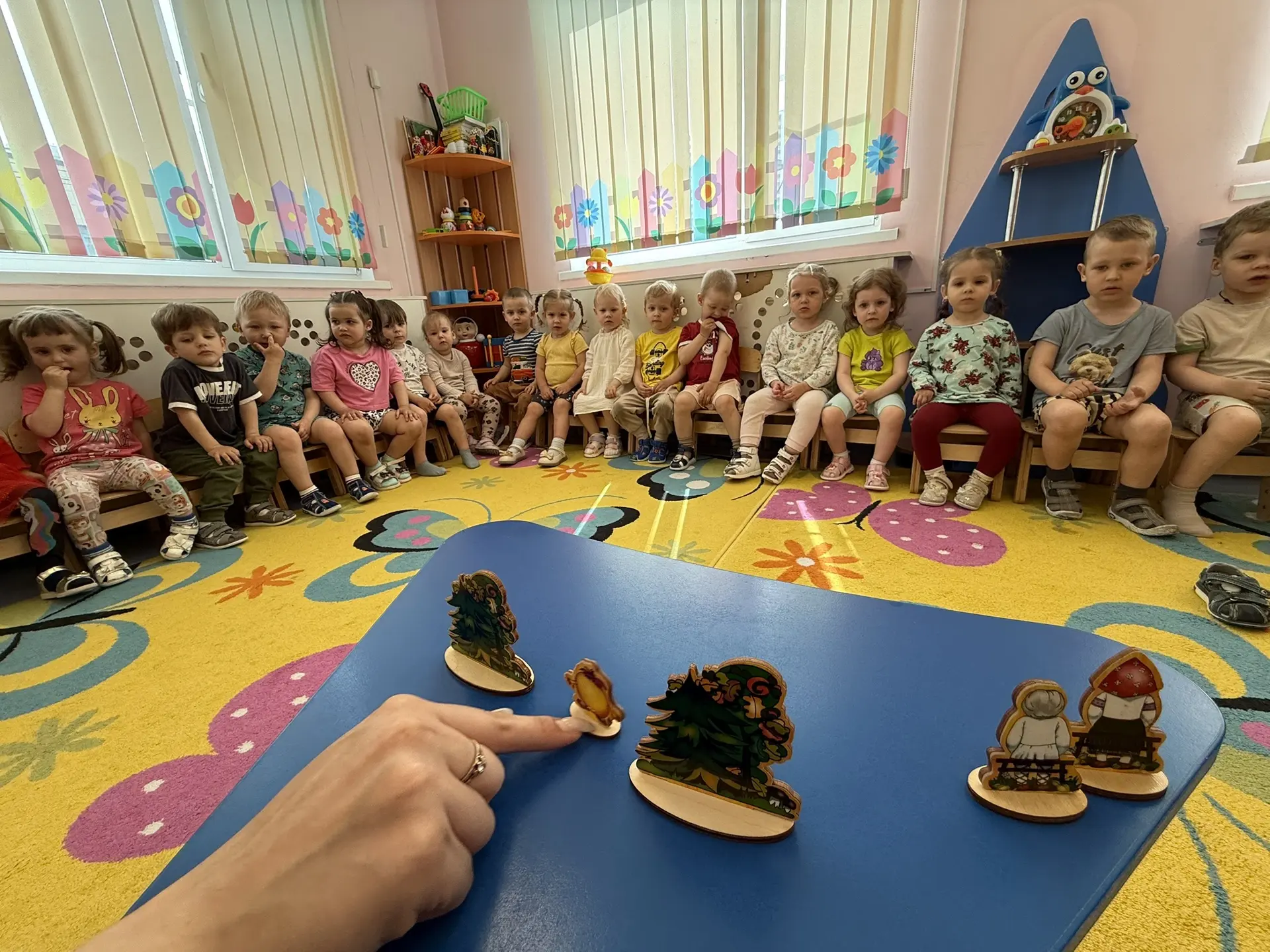Первую неделю теплого солнечного лета группа «Ладушки» встретила на улице веселыми игра...