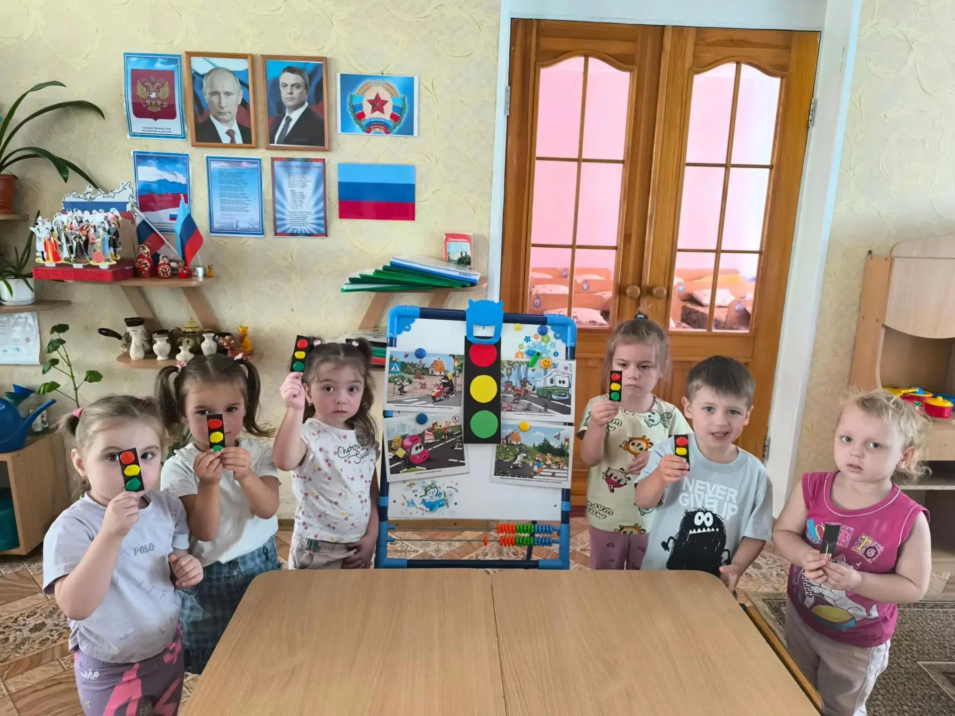 💧 В младшей группе «Капельки» прошло интересное занятие по ПДД — лепка «Светофор» из п...