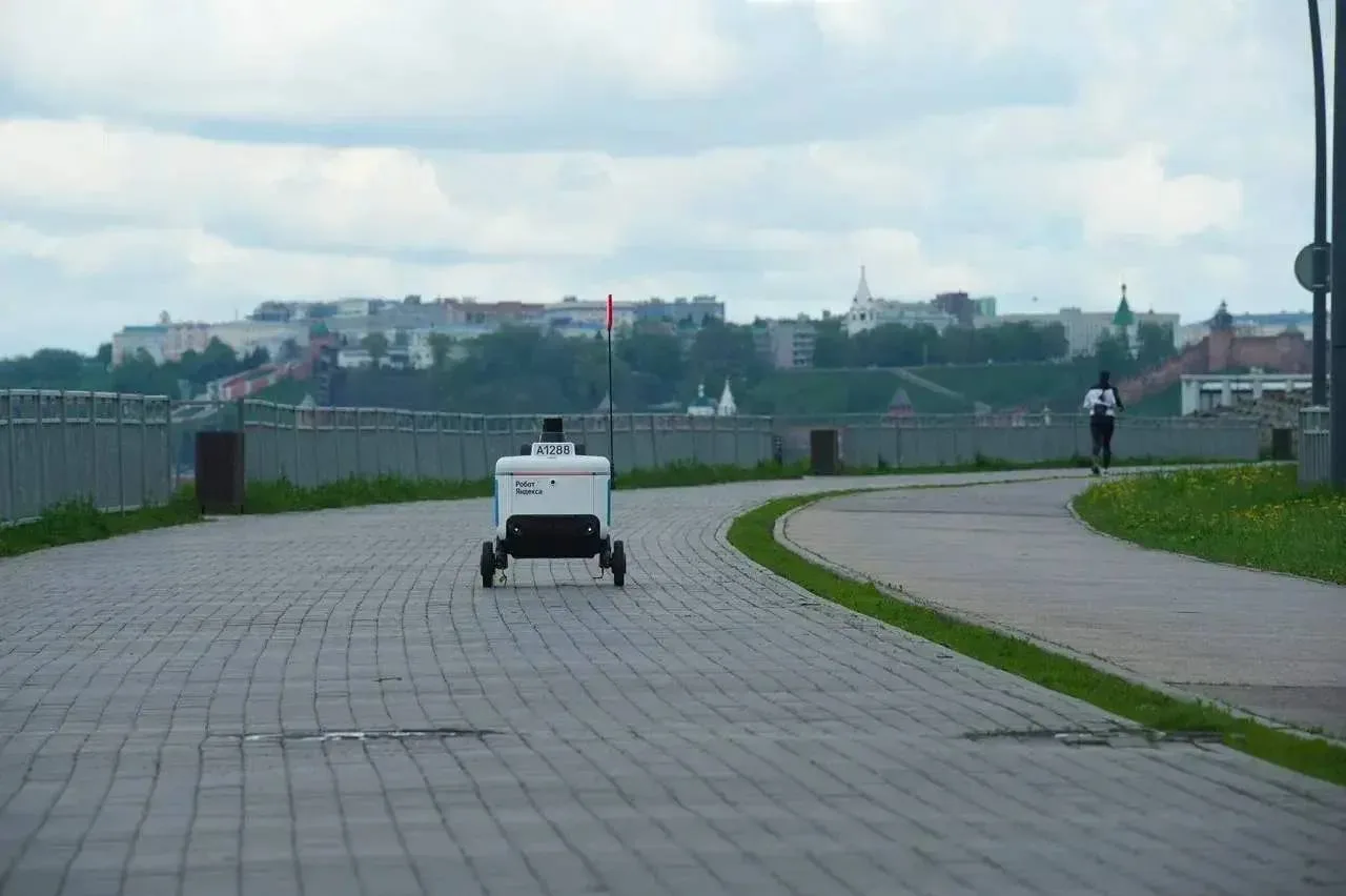 🤖 В Нижнем Новгороде запустили роботов-доставщиков  Автономные курьеры сегодня вышли на улицы города
