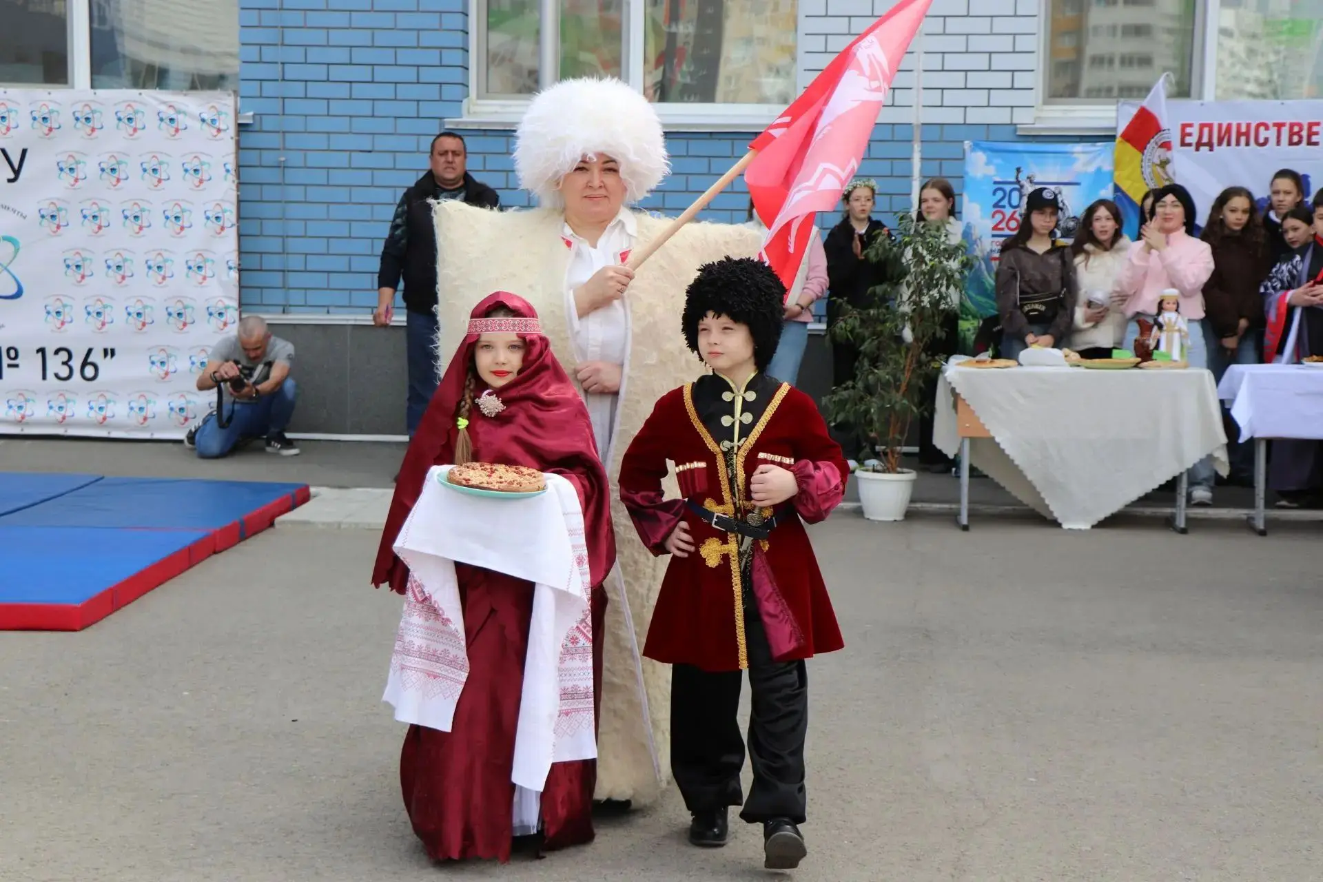 ✨  Барнаульские школы сохраняют национальное единство  В барнаульской школе № 136 с широким размахом