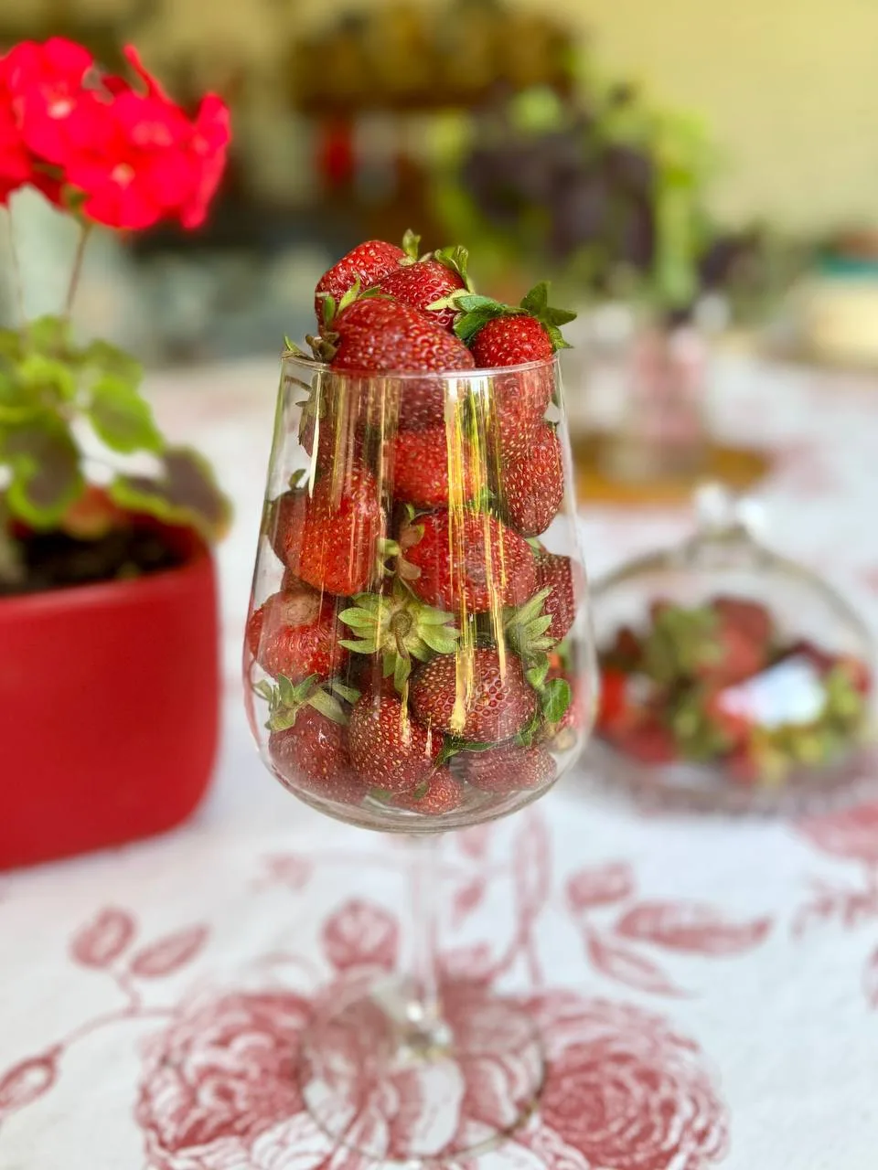 КЛУБНИЧНОЕ 🍓ВАРЕНЬЕ
от Алёны Долецкой

Клубника -  2 кг
сахар - 2 кг
Мускатный орех (если ягода ран