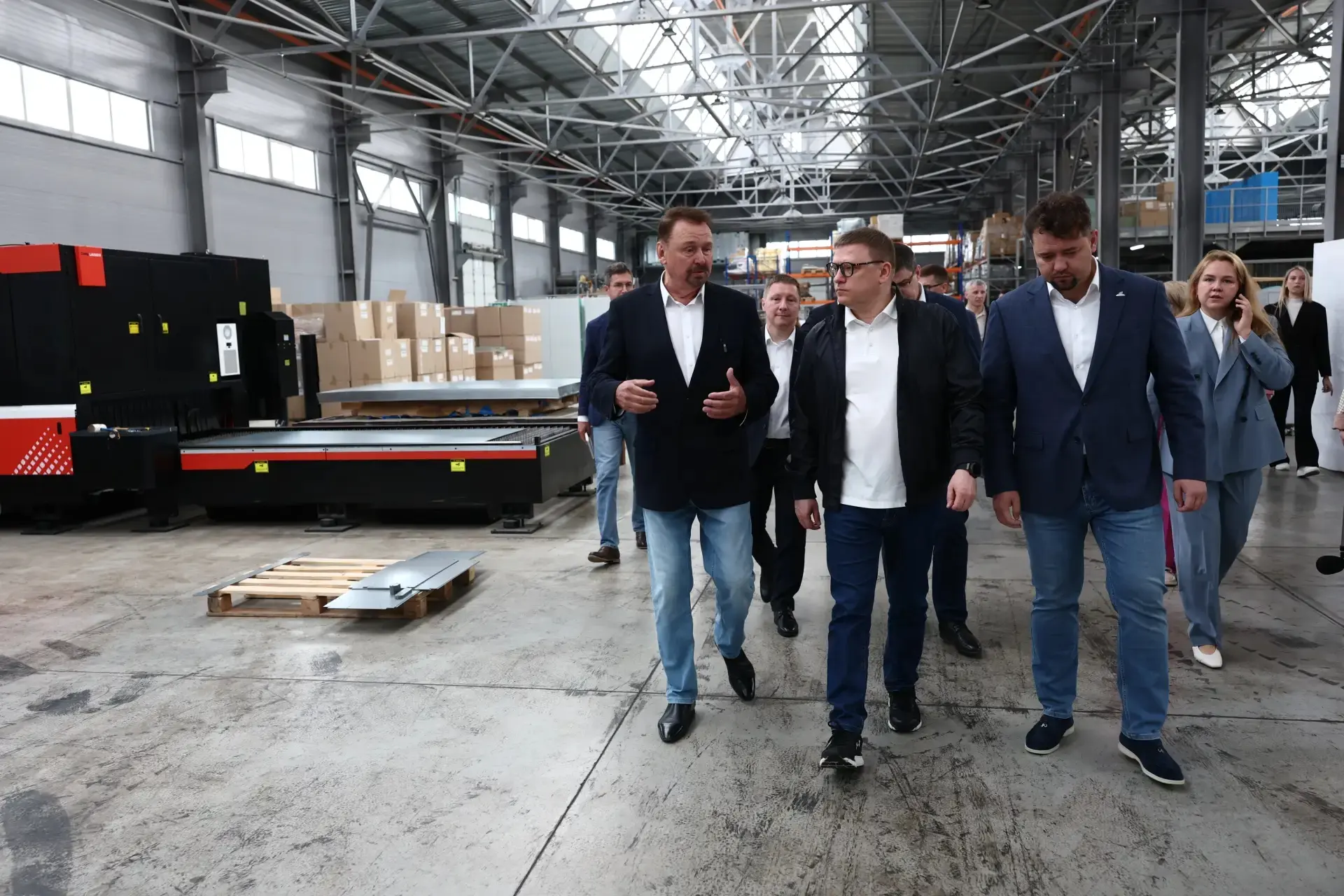 Сегодня Алексей Текслер работает в Златоусте

Свою поездку губернатор начал с посещения промышленной