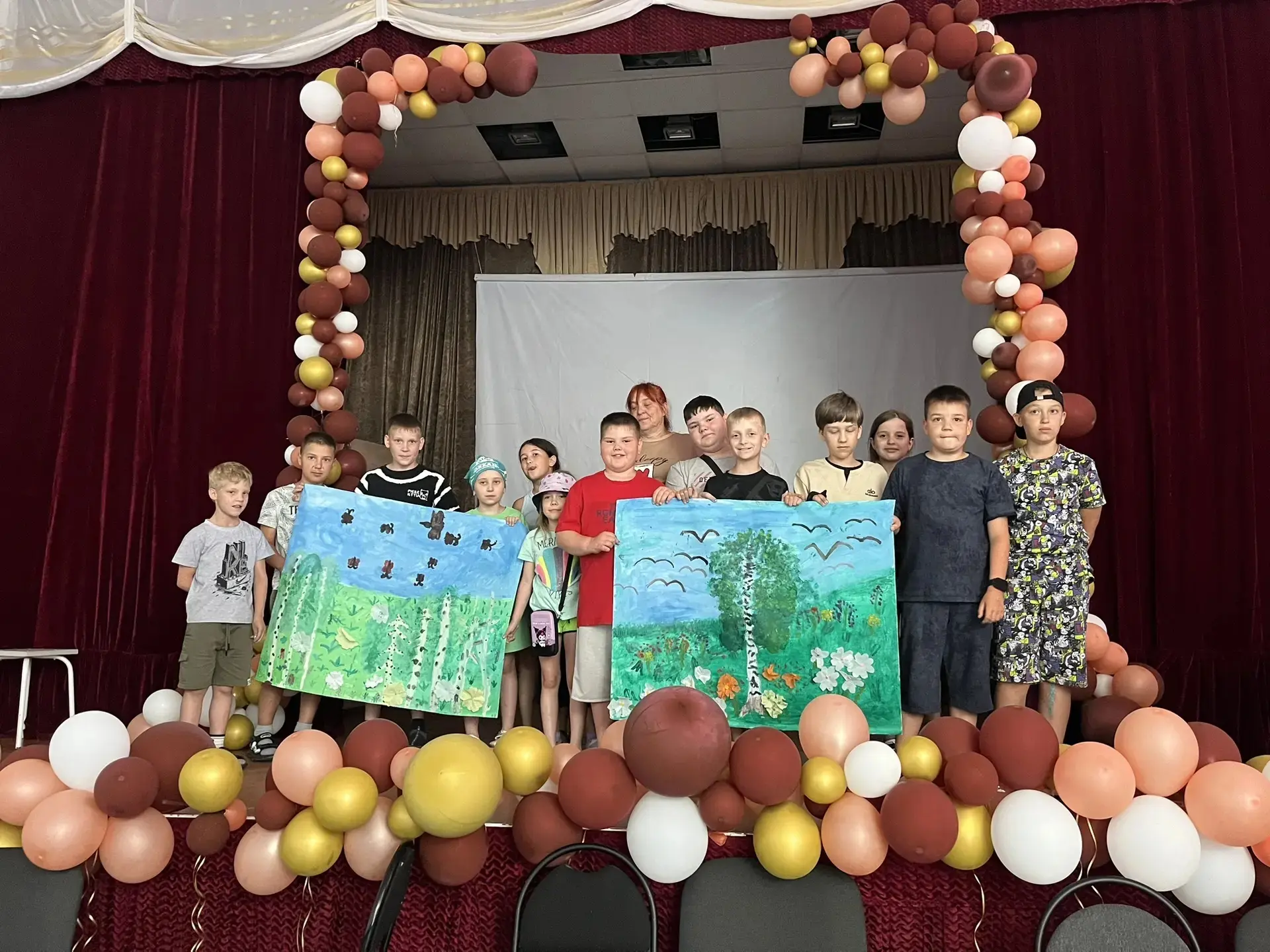 Как «Улыбка» рисовала Родину: краски, вдохновение и березки 🌞🎨

Лето в пришкольном лагере «Улыбка»