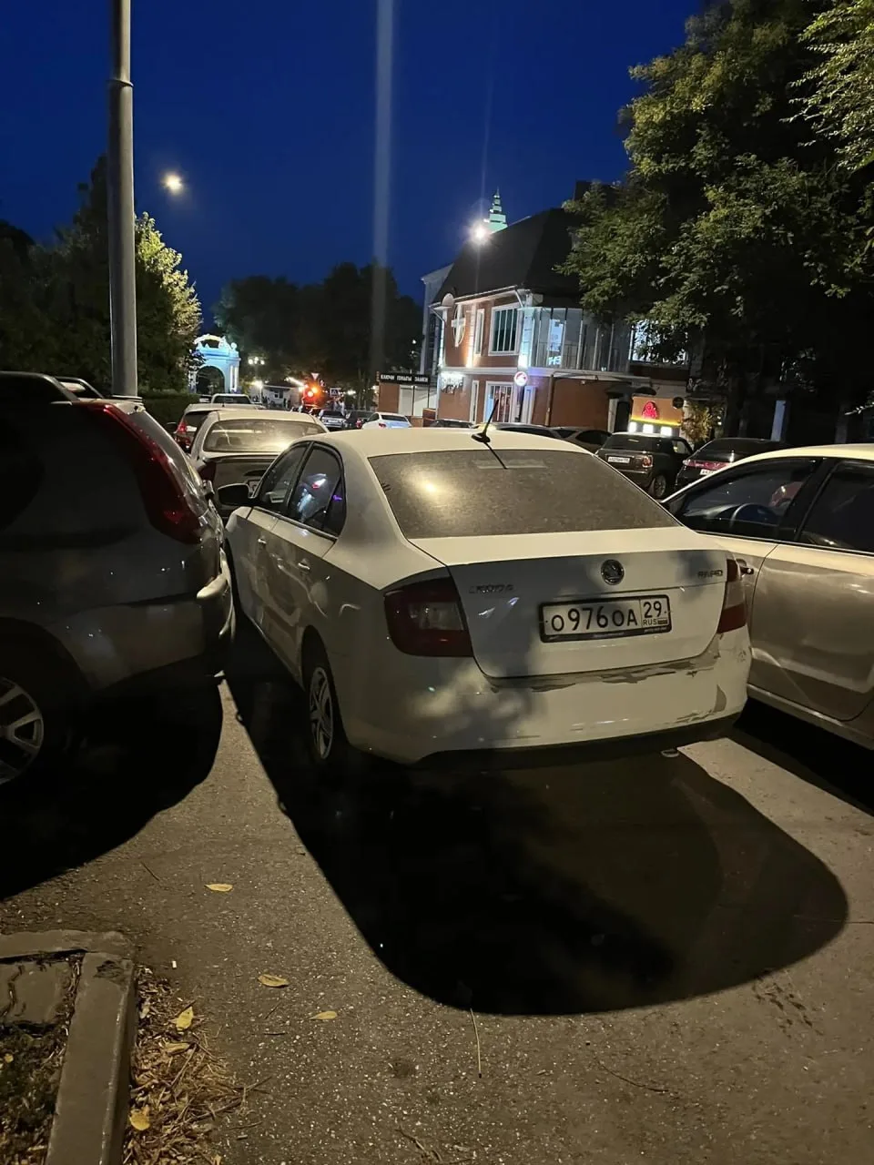 Подскажите, как действовать: «удот» заблокировал въезд во двор, сигнализации нет, телеф...