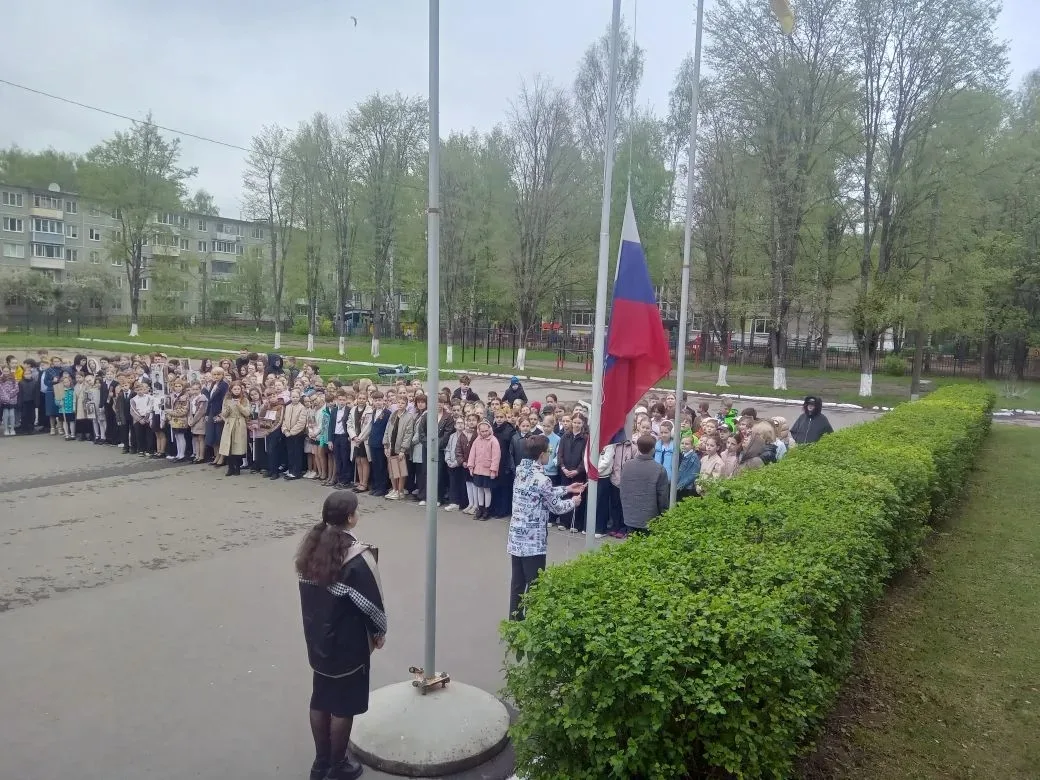 📍Торжественная линейка «Вальс Победы: помним, гордимся, наследуем»  🎖 8 мая на школьном дворе состоя