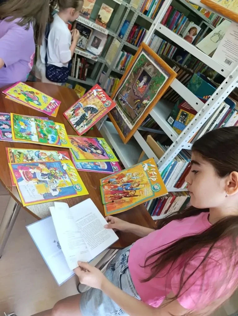 ✨ Ребята из пришкольного лагеря отправились в увлекательное путешествие — в библиотеку! 📚

Мероприя
