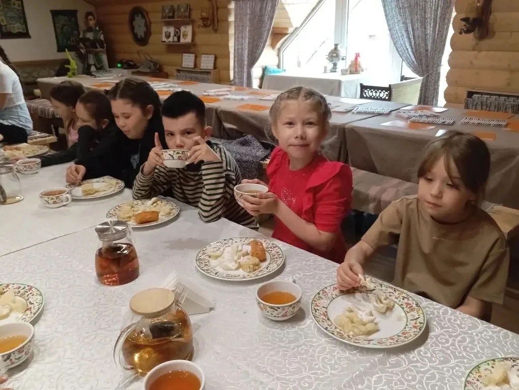Наши первоклашки не могут расстаться и в дни каникул. Вместе с классным руководителем р...