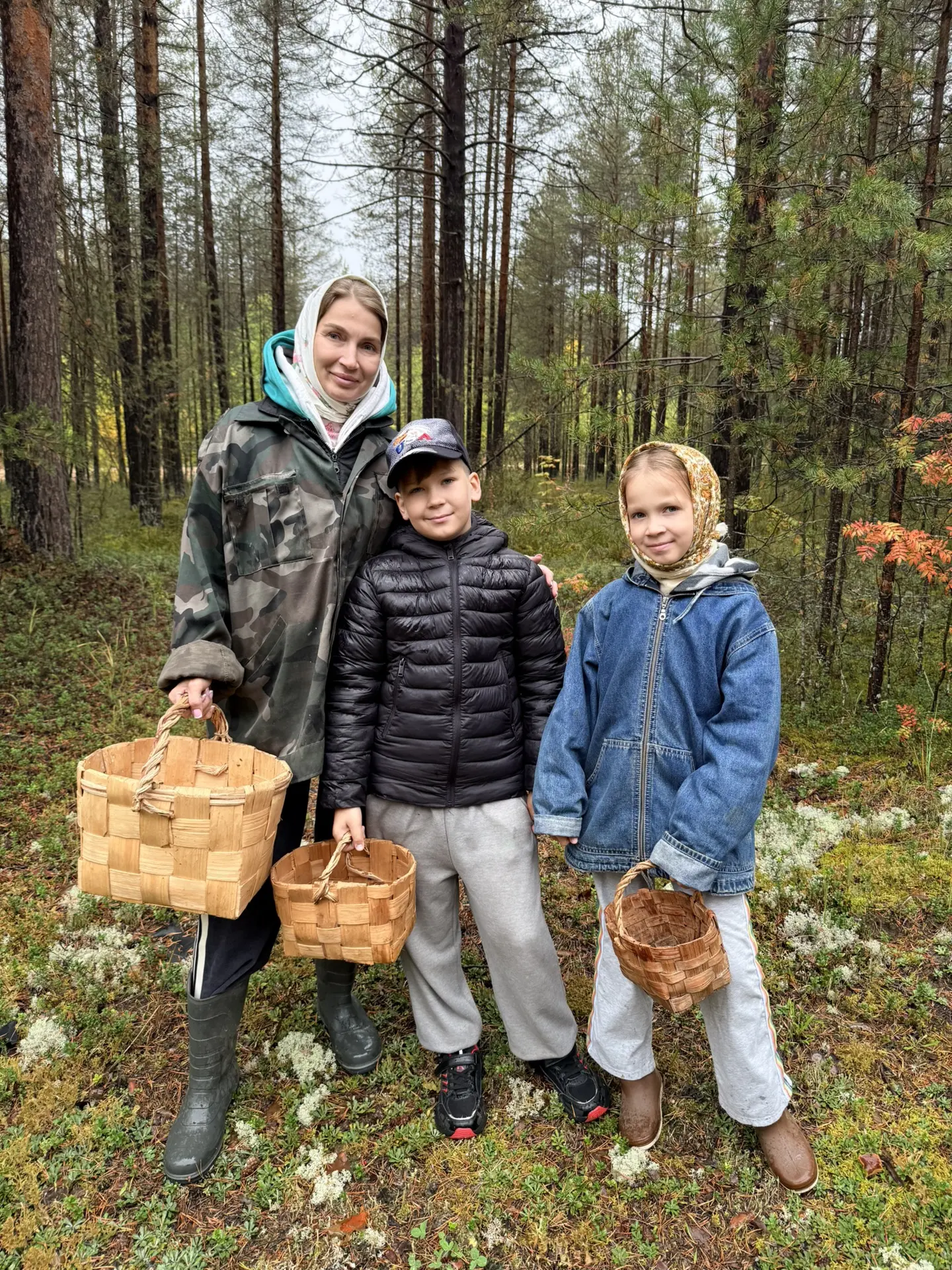 Хотели с Лилианной пойти в лес вдвоём, в итоге с нами решили пойти все🌳🌲🪵