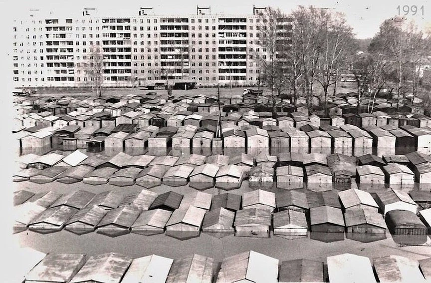 Апрель 1991 года. Микрорайон Инорс.Весна в тот год пришла стремительно. Солнце припекало совсем не п