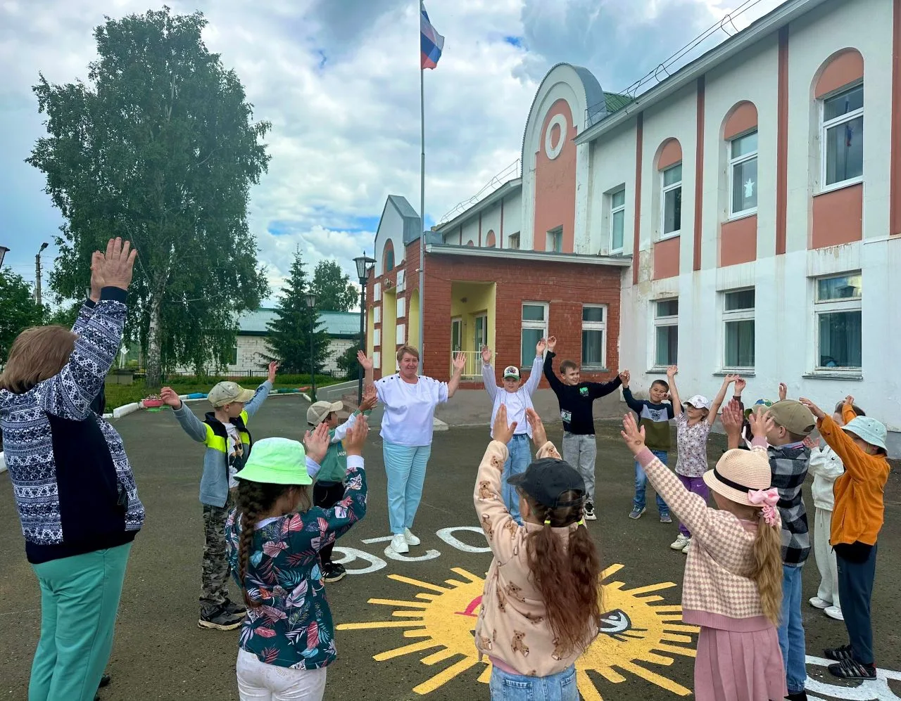Первая неделя в лагере 👫 
 
Пронеслась неделя  пришкольного лагеря "Радуга", всего 7 дней, а скольк