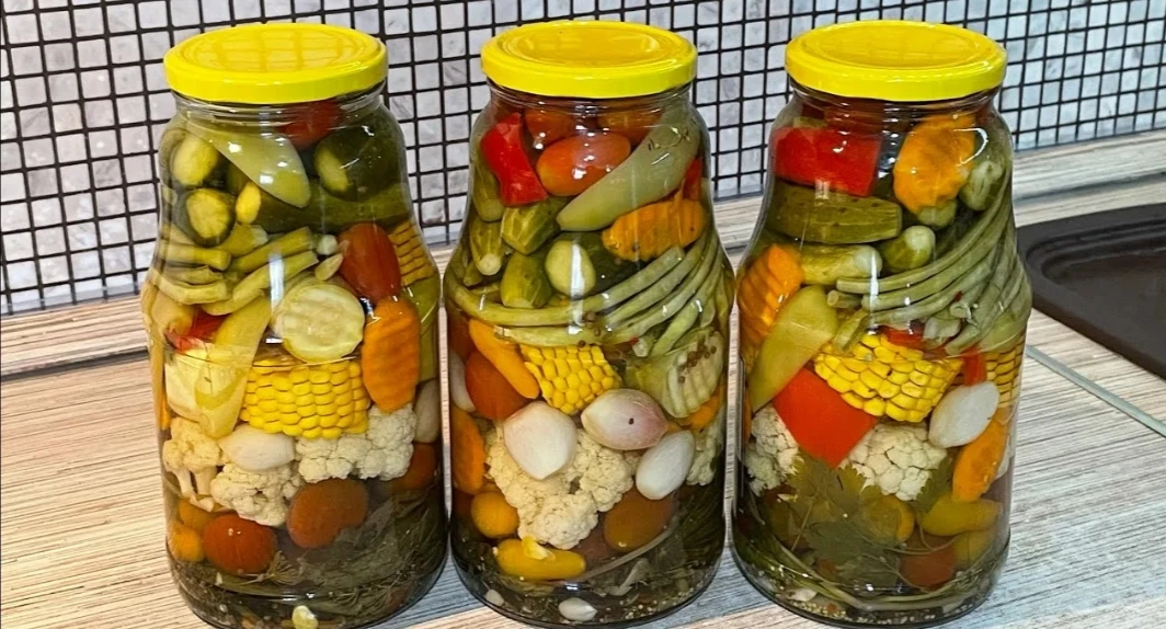 Идет сезон заготовок. Сохраняйте себе удобную шпаргалку с вкусными сладко-острыми маринадами👍🏻 
Дл