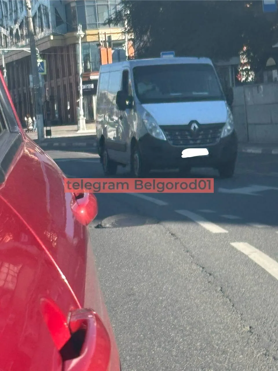 Люк приоткрыт на перекрестке в районе «1000 мелочей».