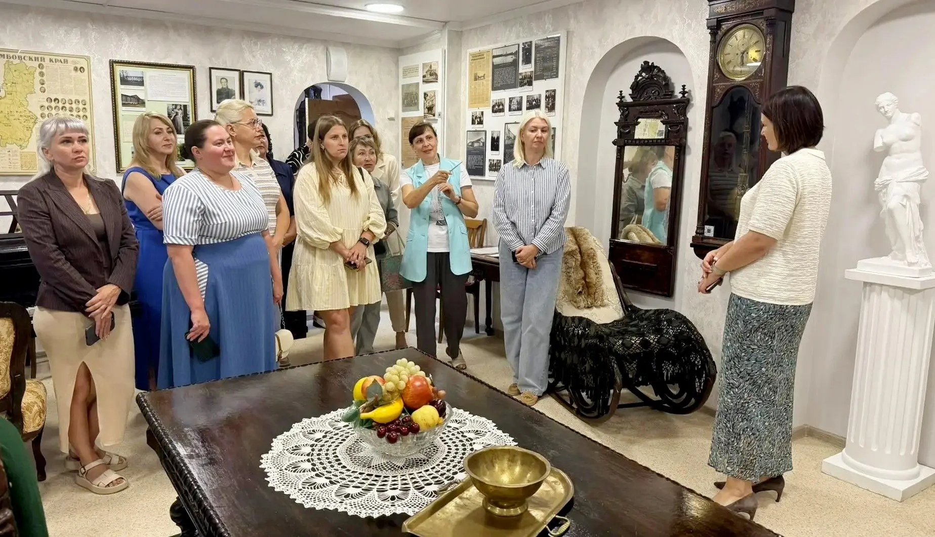 Сотрудники администрации побывали в краеведческом музее. Для гостей была проведена обзо...