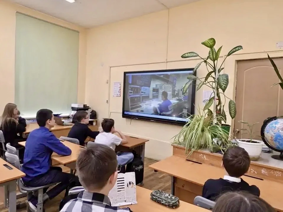Где создаётся будущее?  🏭 В понедельник на внеурочном занятии «Разговоры о важном» наши школьники уб
