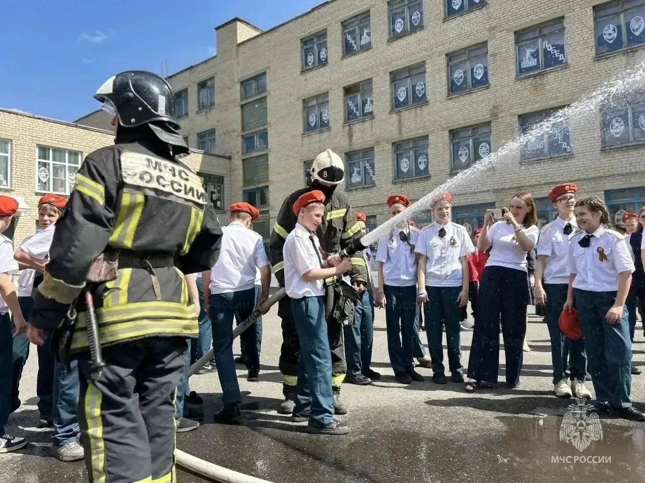В Губкине учеников ОК«СтартУМ» посвятили в кадеты МЧС и юнармейцы  Ребята произнесли клятву. Они поо