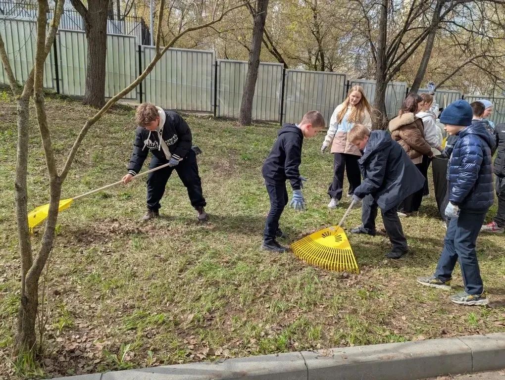 🌿Весна — время перемен и чистоты!  В нашей школе вовсю кипит  неделя весенних субботников! 🧹🍃  Ребят