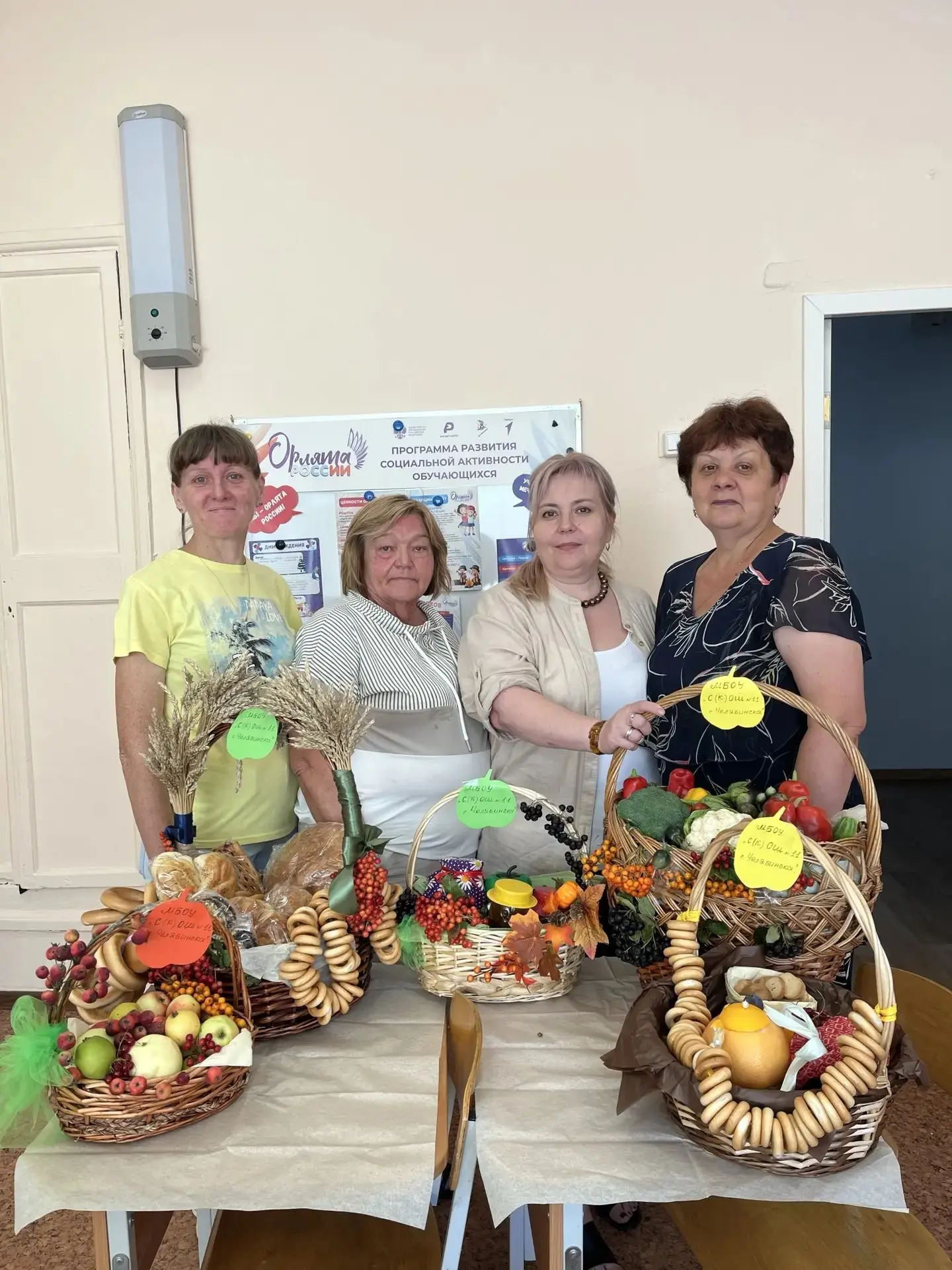 🌼🍅 Наша школа снова участвует в городской выставке цветов и плодов!