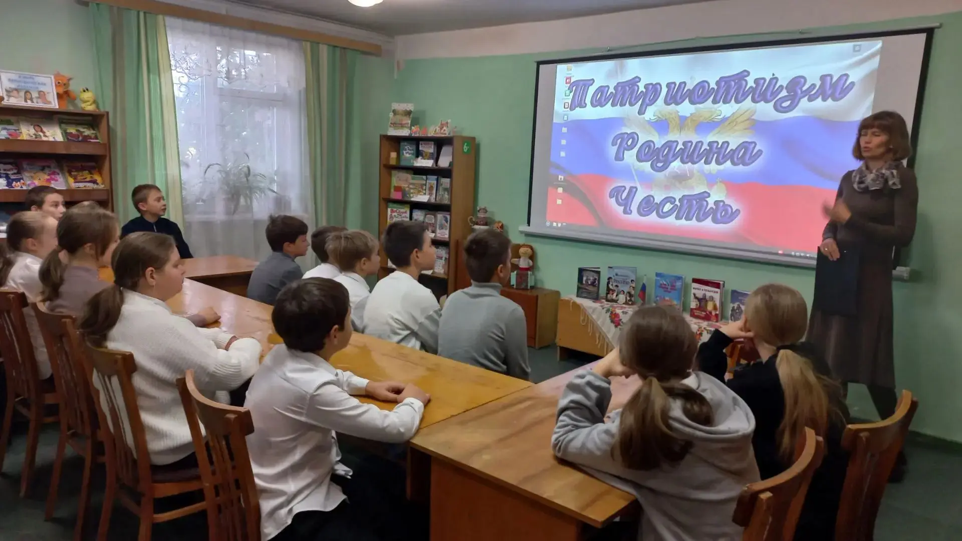Урок мужества и любви к Отчизне: 5-Б класс в гостях у районной библиотеки 🇷🇺📚