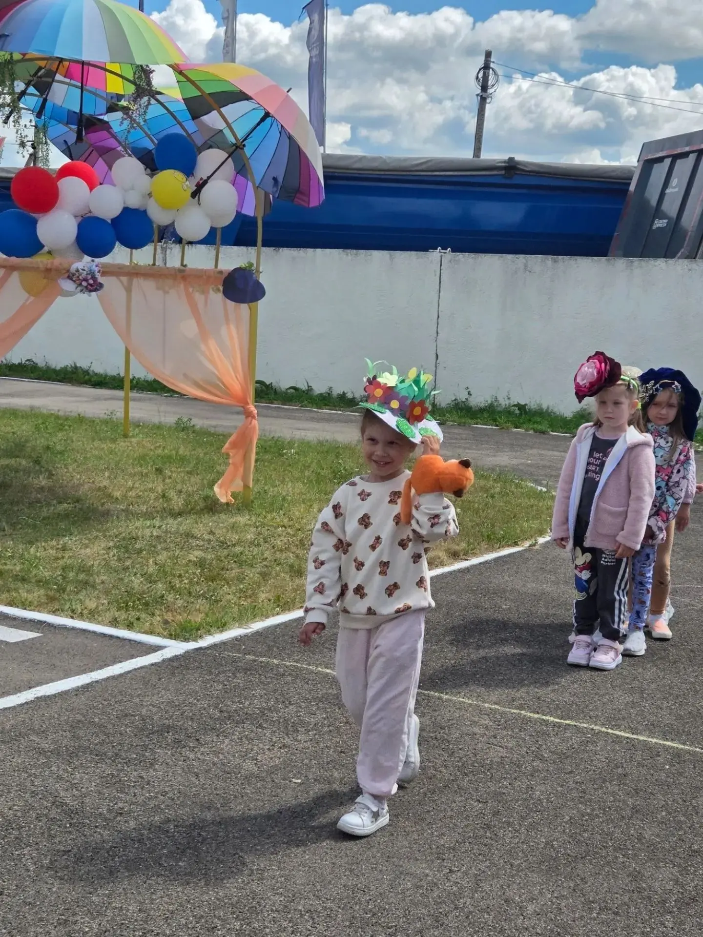 🧢 В детсаду "Маленькая страна" села Подгорное прошел фестиваль летних шляп.

Родители вместе с деть