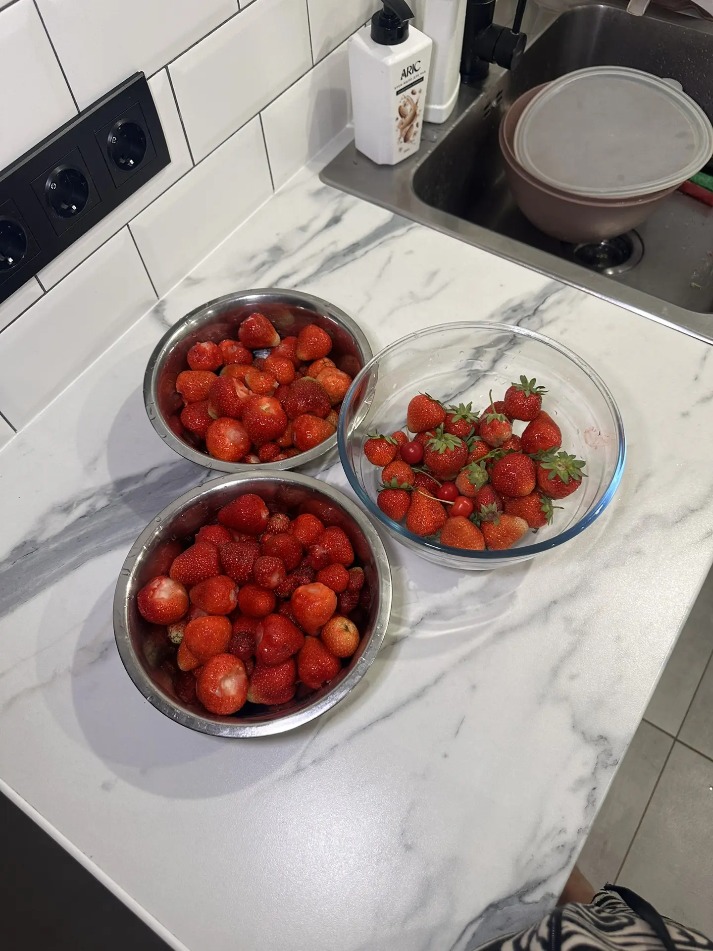 Вчера заморозила клубнику🍓 
И впервые за 1.5 года сделала маникюр 💅  правда делала ночью, а с утра