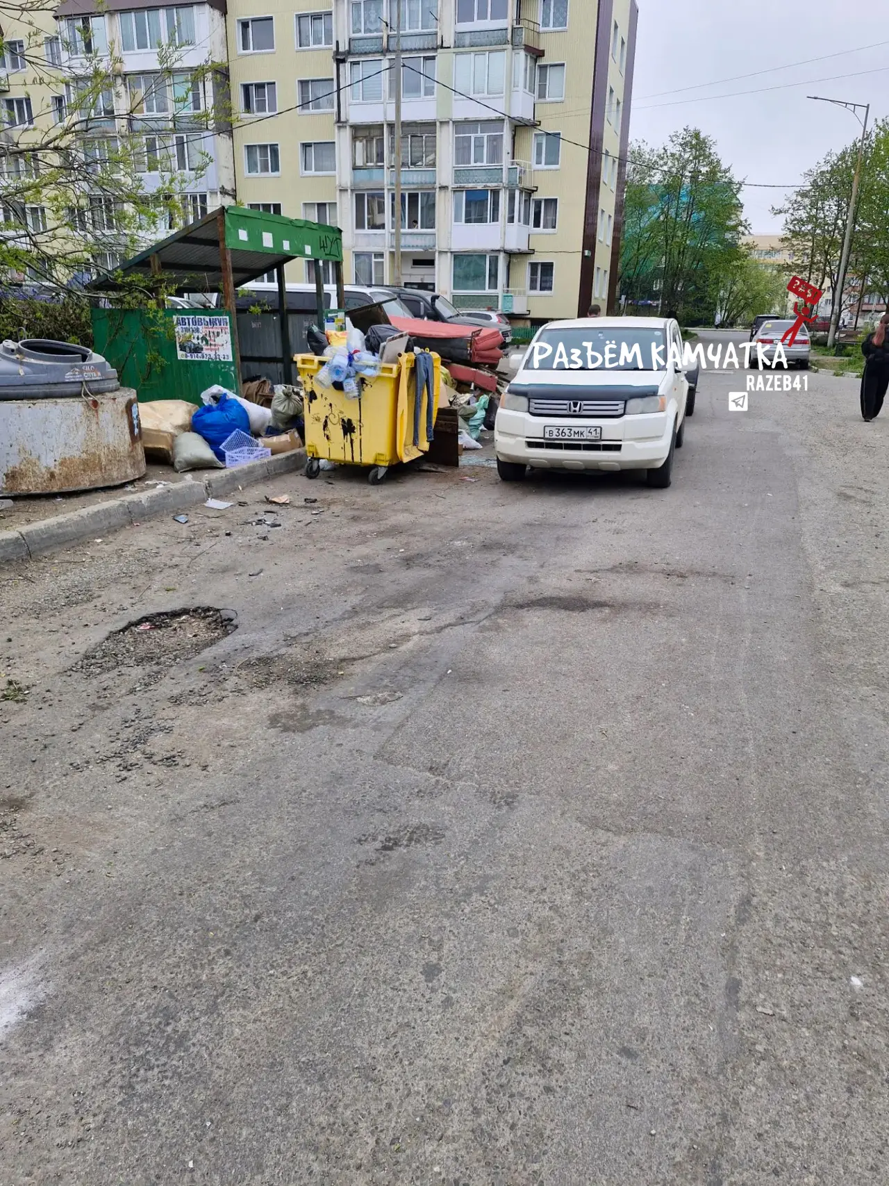Выкинули халам на дорогу и послали … женщину, которая сделала замечание 

Пишет жительница Петропавл