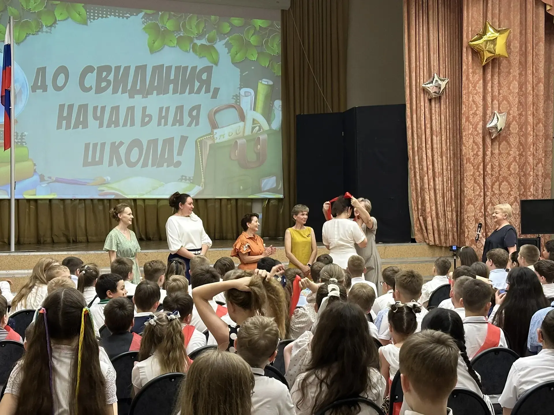 🎓 Торжественные линейки прошли для четвероклассников  🤩Для наших четвероклассников пятница стала осо