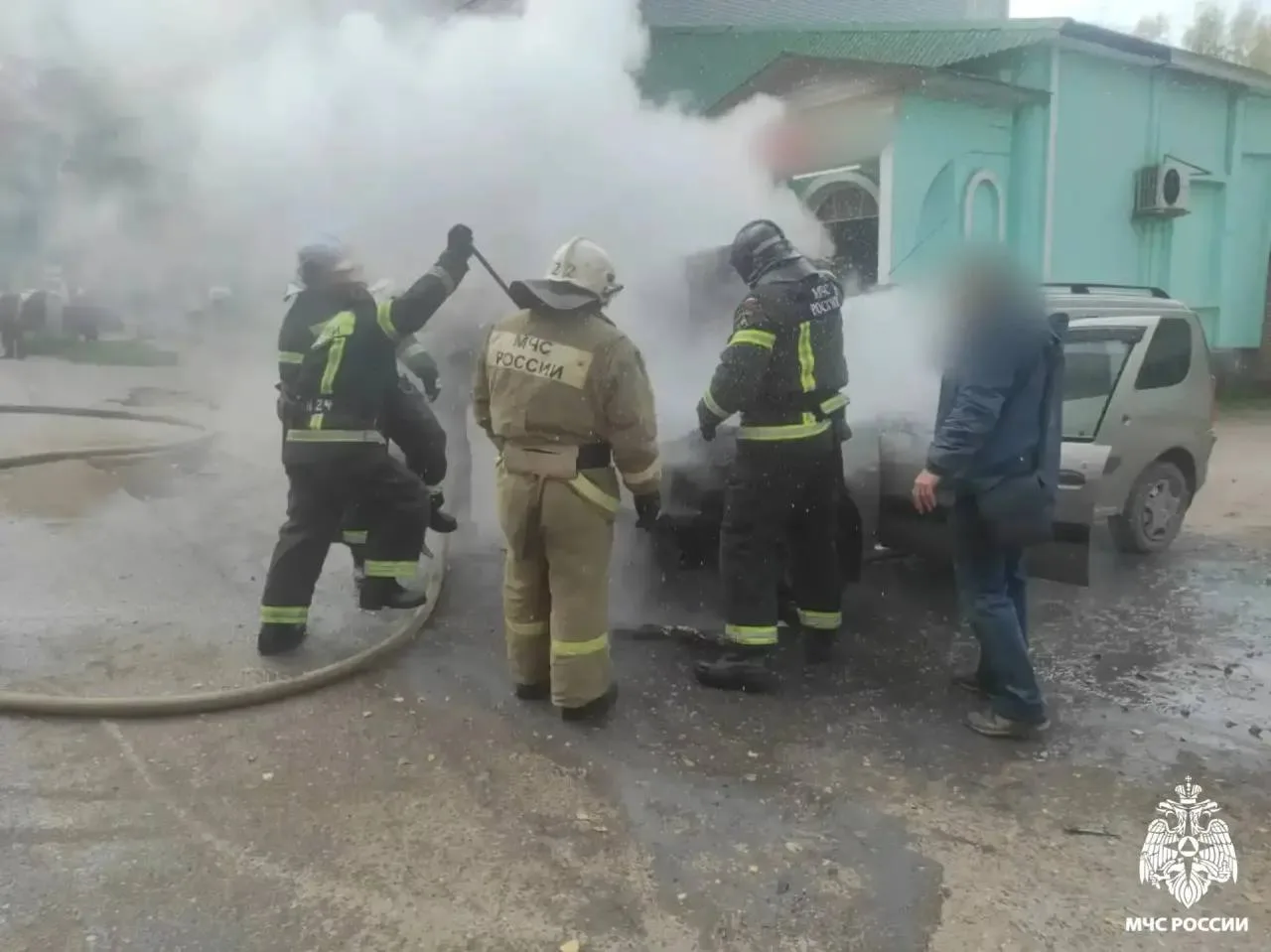 🚨 В Бежецке на улице Нечаева сегодня горел автомобиль — огнеборцы ликвидировали возгор...