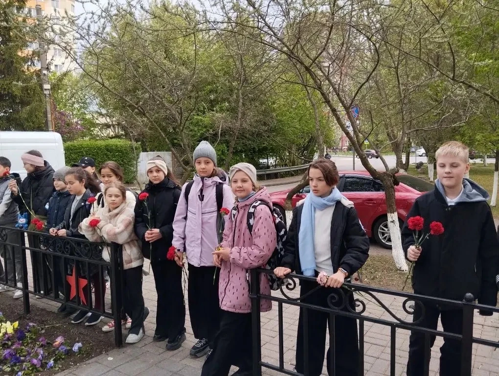 Память жива🕯️  Учащиеся начальной школы приняли участие в возложении цветов к братской могиле советс
