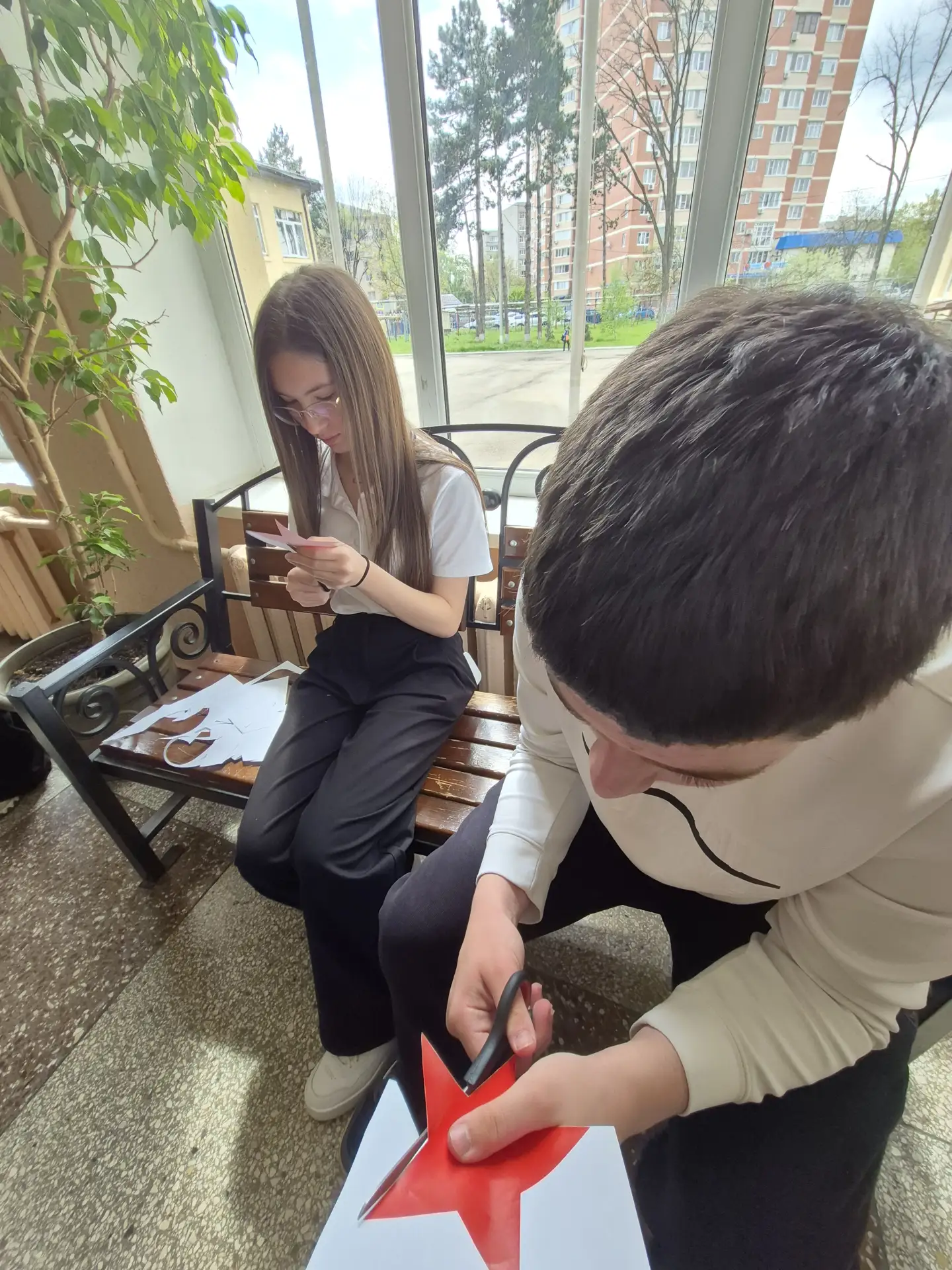 Друзья, сегодня 23 апреля, наш юнармейский отряд принял участие в акции "Окна Победы". Ребята с боль