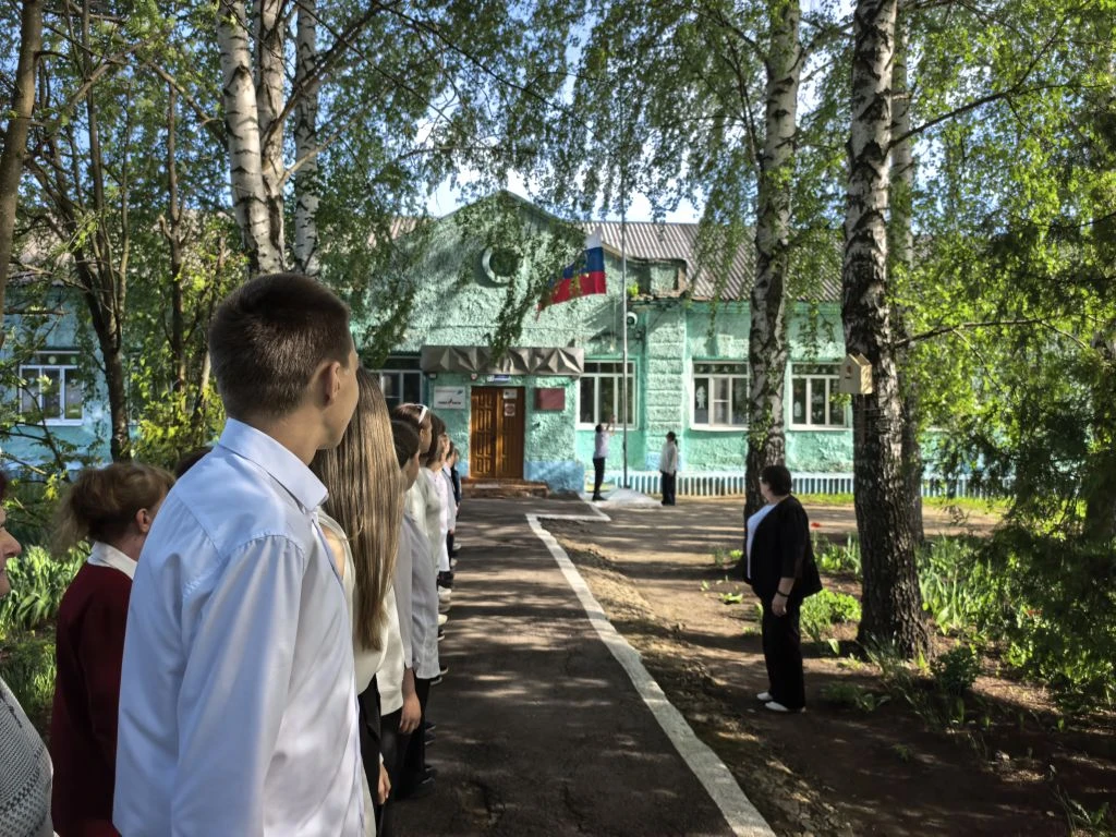 🇷🇺 Новая учебная неделя в нашей школе началась с традиционной линейки с поднятием флага и исполнен