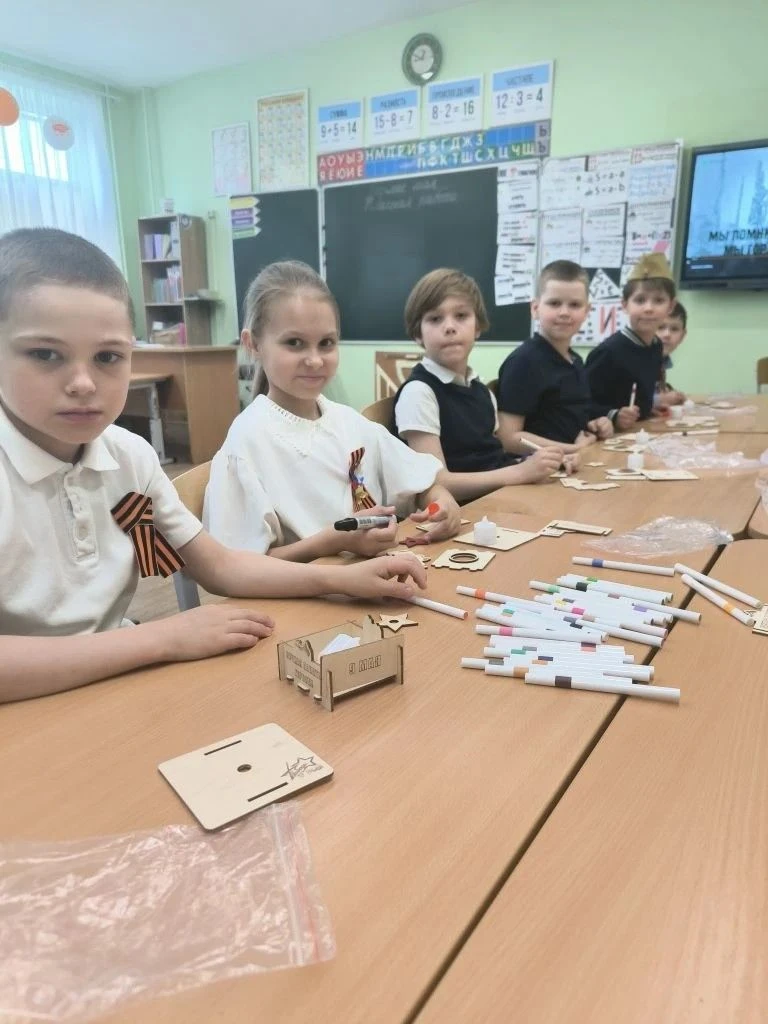 🛑Ученики 2 «В» класса приняли участие в трогательном мастер-классе по созданию макетов Вечного огня 