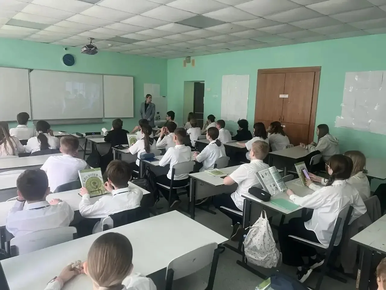 В МОБУ СОШ 53 педагогами-психологами с обучающимися в рамках просветительского проекта о способах пр