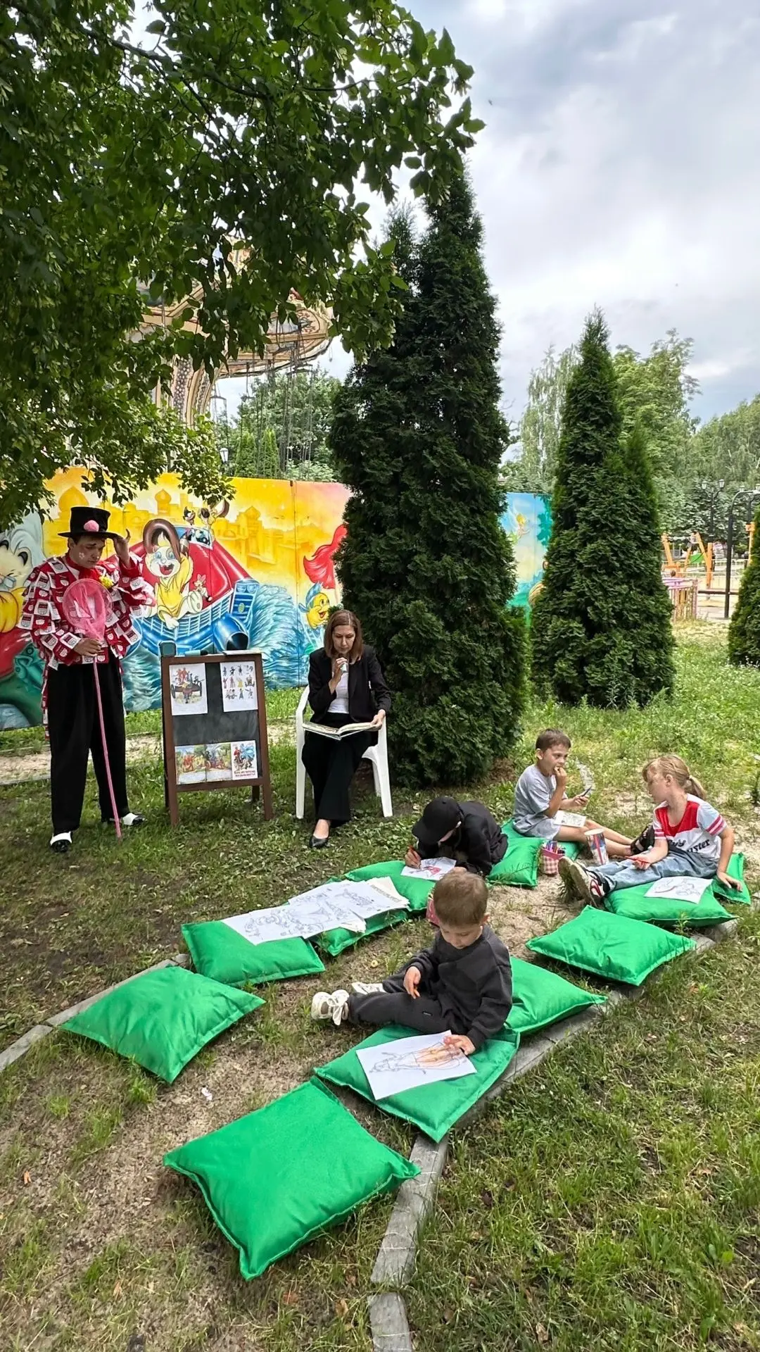 В городском Парке культуры и отдыха в рамках акции «Читаем сказки» сотрудник библиотеки семейного чт