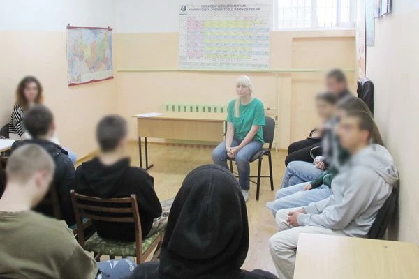 Актеры первого подросткового форум-театра «Счастливый МАЯК» выступили в СИЗО-1 для несовершеннолетни
