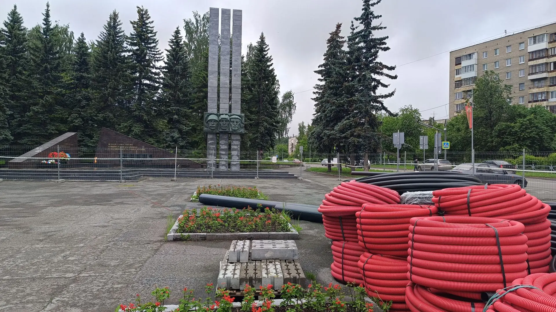 Реконструкцией Аллеи Боевой Славы занимается опытный подрядчик

Строители из подрядной организации О