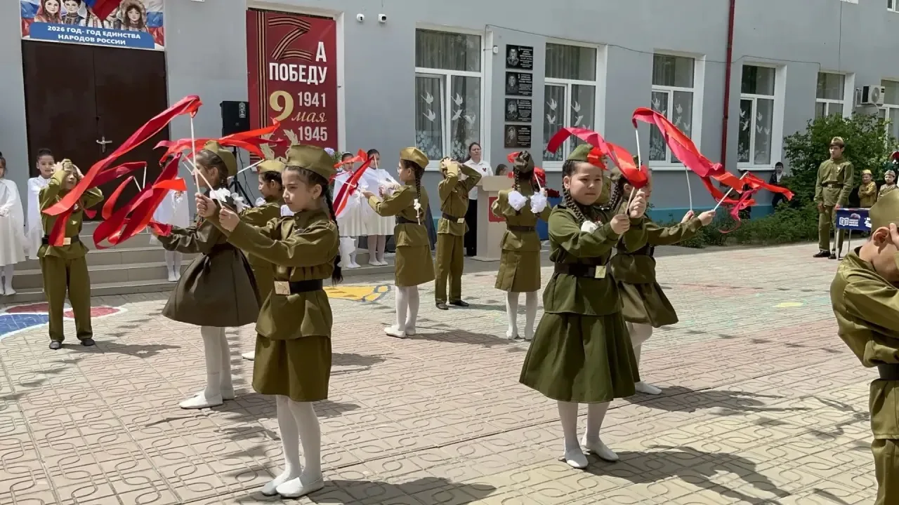 Связь поколений: в нашей школе прошёл Парад Победы 🕊️  Сегодня в нашей школе состоялось трогательное