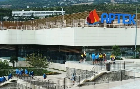 Организован плановый вывоз детей из "Артека" к местам постоянного проживания,