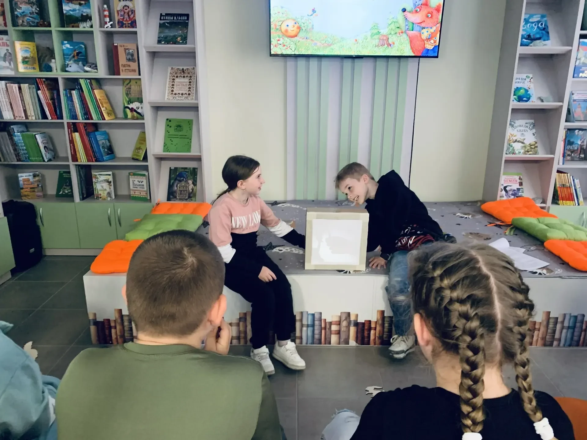 Каникулы с пользой 😊  Сегодня, в первый день каникул, ребята из 2Б класса посетили детскую библиотек