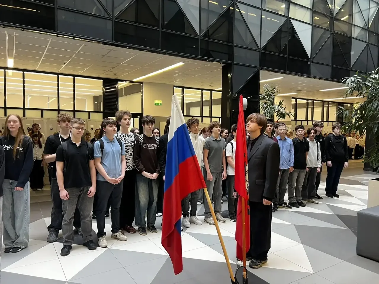 ✨ И снова понедельник!   🇷🇺 Начинаем неделю торжественно — с церемонии поднятия флага, которая вновь