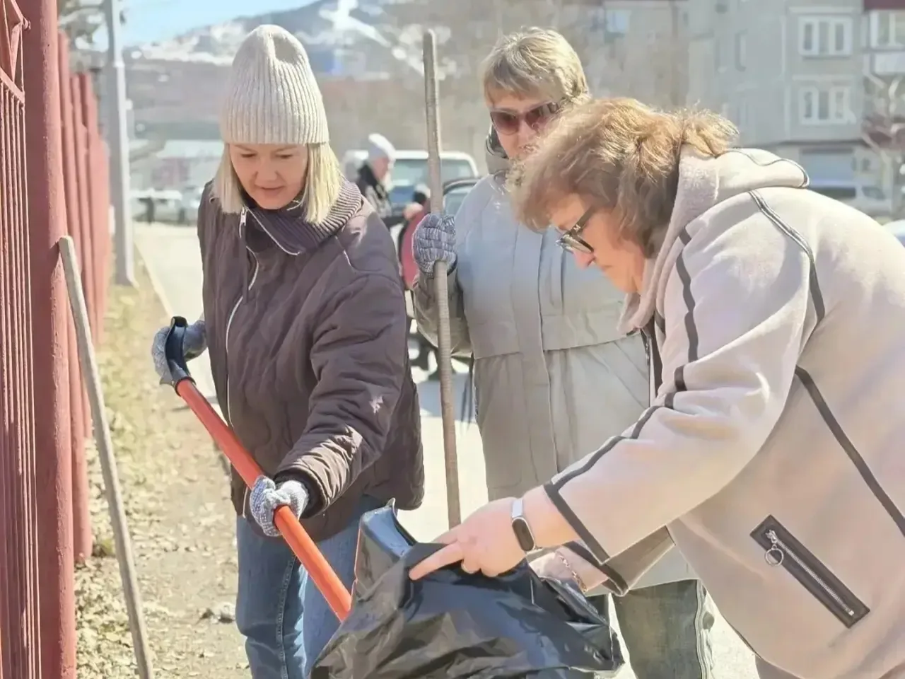 🧤 Общегородской субботник объединил самых активных южносахалинцев!    Город сегодня стал чище и уютн