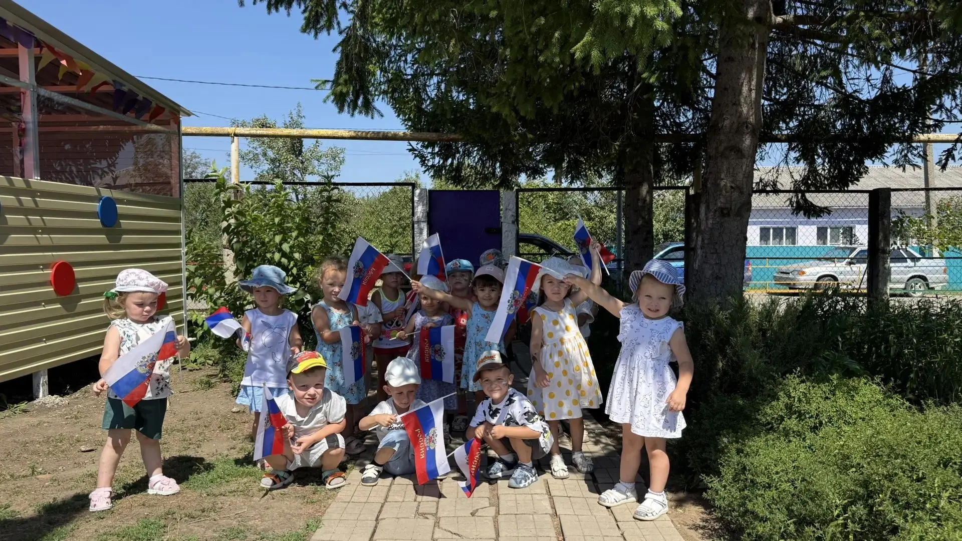 Наши маленькие патриоты в преддверии праздника Дня Российского Флага, проходили мини-кв...