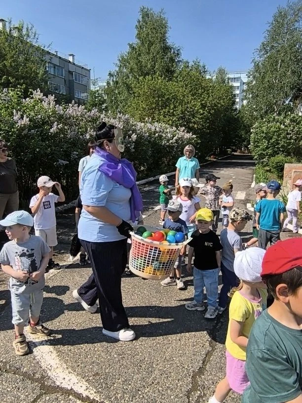 Вчера, 10 июня, в нашем саду было организовано замечательное развлечение на свежем воздухе, посвящён