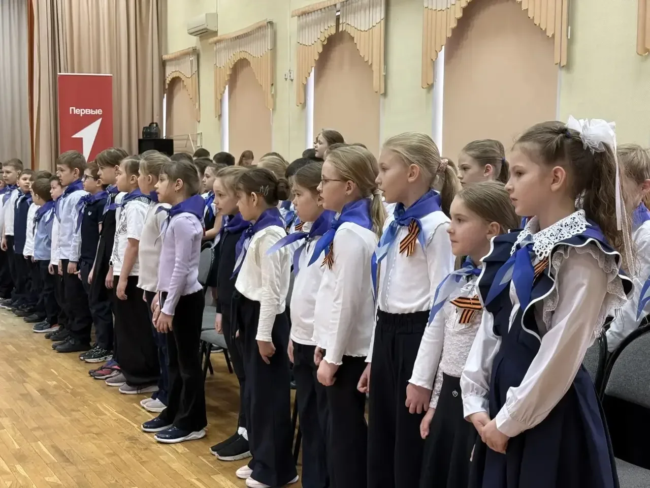 🌟 Торжественное начало дня!  Сегодняшний учебный день в нашей школе начался с особой церемонии — тор