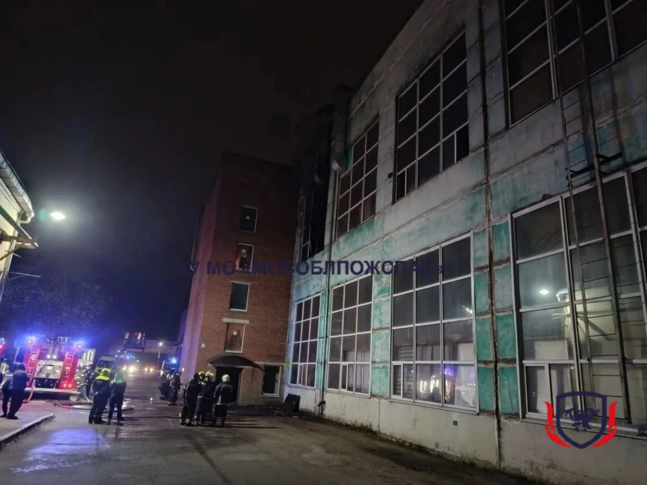 🔥 Ночной пожар! Огнеборцы ликвидировали возгорание на территории завода 🚒  📲 Вчера в 23:24 в единую 